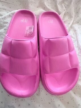 H&M Quilted Bubble Slide Sandals in Bright Pink